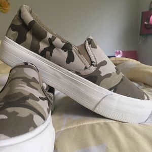 Camouflage “Restriction” shoes